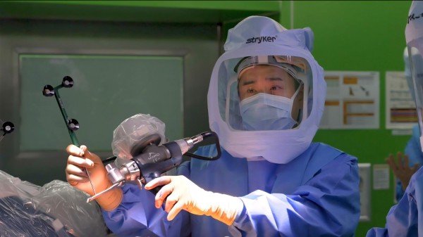 [사진] 한림대학교강남성심병원 정형외과 김중일 교수가 무릎 로봇인공관절수술을 집도하는 모습