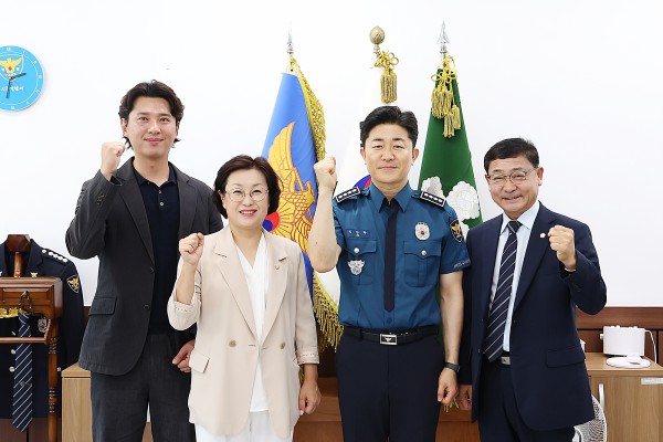 [사진] 시흥시의회 시흥경찰서를 방문 기념촬영