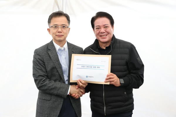 [사진] 최대호 안양시장(오른쪽)이 김석기 국토부 건설정책국장(왼쪽)에게 24일 박달스마트시티 조성사업의 개발제한구역 해제와 위례과천선 안양권 연장사업의 국가계획 반영을 요청하는 건의서를 전달했다