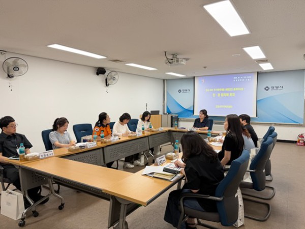[사진] 안심 ON 주거취약계층 생활안전 홈케어 사업 추진을 위해 안양시와 안양소방서 관내 복지관 및 장애인복지관 노인복지관으로 구성된 민관 협의체가 7월 1일 안양시 3층 상설 교육장에서 회의를 진행하고 있다