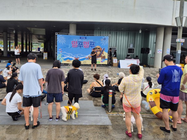 [사진] 22일부터 23일까지 배곧한울공원 해수체험장에서 열린 멍푸멍푸 행사에 견주와 반려견이 참여하고 있다