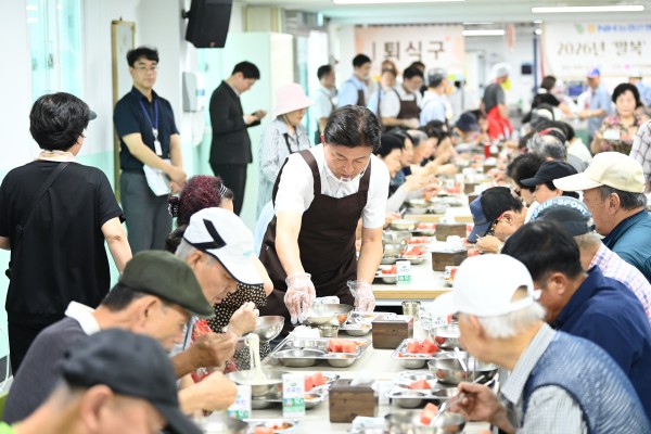 [사진] 조용익 부천시장이 원미노인복지관 경로식당에서 어르신에게 식사를 전달하고 있다