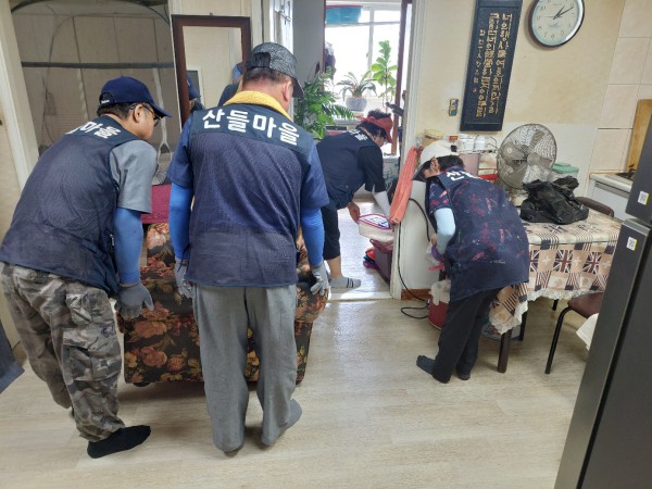 [사진] 7일 사회적협동조합 산들마을 봉사자가 관내 독거노인 가정에 방문해 주거환경을 개선하고 있다