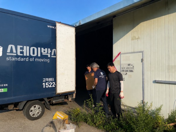 [사진] 이사 전문업체 스테이박스가 독거어르신의 이사를 돕고 있다