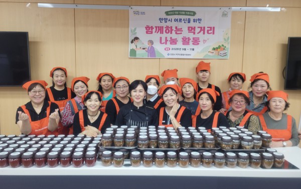 [사진] 10월 20일 안양시먹거리종합지원센터에서 자원봉사자들이 취약계층 어르신들에게 전달할 쇠고기마늘장조림과 고추장 200인분을 조리했다.