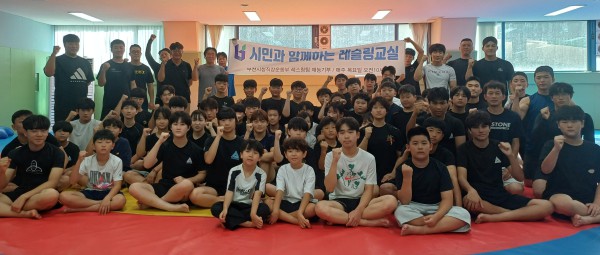[사진] 부천시청 레슬링부 선수단과 시민들이 기념사진을 찍고 있다