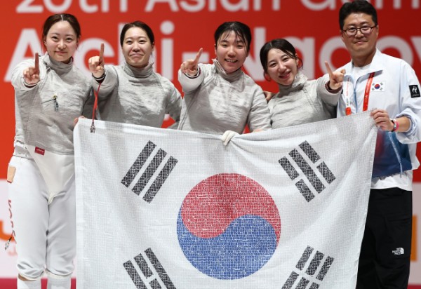 [사진] 27일 2026 아이치·나고야 아시안게임 펜싱 여자 사브르 단체전 금메달을 차지한 한국 선수들이 태극기를 펼쳐 들고 기쁨을 나누고 있다