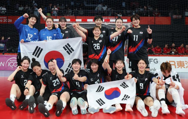 [사진] 27일 2026 아이치·나고야 아시안게임 여자 핸드볼 금메달 확정지은 대한민국 선수들의 기념촬영 모습
