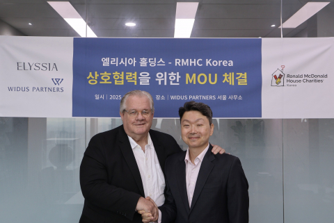 RMHC Korea 제프리 존스 회장(왼쪽), Widus Partners 스티브 변 대표가 6월 26일 서울 영등포구 Widus Partners 서울 사무소에서 업무협약 체결을 기념하며 함께 사진 촬영을 진행했다