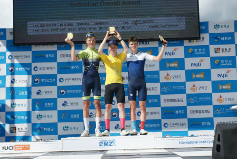 개인종합에서 우승을 차지한 네프 핸리(가운데), 2위 아이마 카스트(좌측), 3위 캐스퍼 보르맨스(우측) 선수가 기념 촬영을 하고 있다