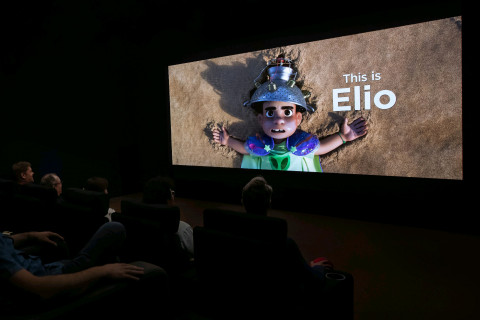 삼성전자가 스페인 바르셀로나에서 열리는 유럽 최대 영화 산업 박람회 ‘시네유럽(CineEurope) 2025’에 참가해 시네마 LED 스크린 오닉스(Onyx)를 통해 디즈니·픽사 신작 영화 ‘엘리오(Elio)’를 상영하고 있다