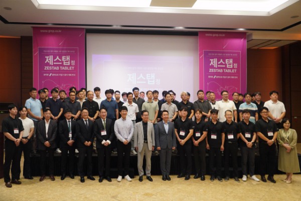 국내 최초 알약 제형 모돈 발정동기화제 ‘제스탭 정’ 세미나 후 참석자들이 단체사진을 찍고 있다