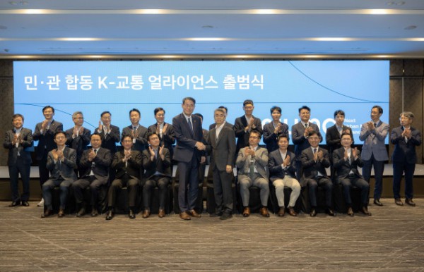 NUMA 참여자들이 기념 촬영을 하고 있는 모습(앞줄 왼쪽부터 강희업 국토교통부 2차관, 현대차·기아 AVP본부 송창현 사장)