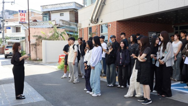 9월 10일 남서울대학교 학생들이 봉명커뮤니티센터에 방문해 현장답사를 하고 있다
