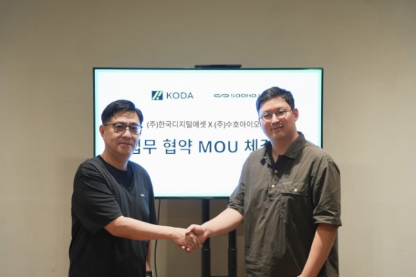 왼쪽부터 KODA 조진석 대표와 수호아이오 박지수 대표가 협약식에서 기념 촬영을 하고 있다