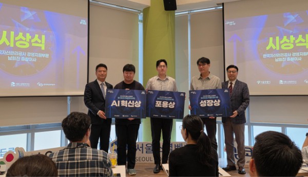 2025 IR 데모데이 시상식. 왼쪽부터 한국자산관리공사 경영지원부문 남희진 총괄이사, 돌봄드림 김지훈 대표, 헤세드릿지 신재욱 대표, 고고에프앤디 하성용 대표, 서울소셜벤처허브 이성재 팀장(제공=서울소셜벤처허브)