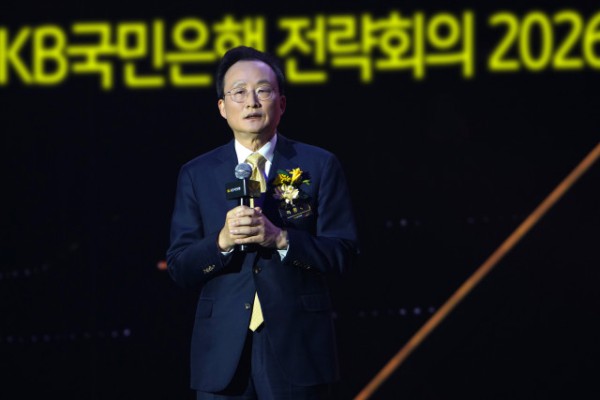 지난 17일 일산 킨텍스 제1전시장에서 열린 ‘KB국민은행 전략회의 2026’에서 이환주 KB국민은행장이 발표하고 있다