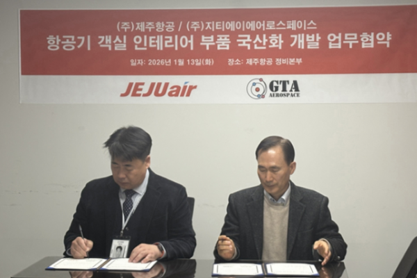 GTA Aerospace 박일주 대표이사(왼쪽)와 제주항공 박석룡 정비본부장이 항공기 인테리어 부품 국산화 협력을 위한 MOU에 서명하고 있다