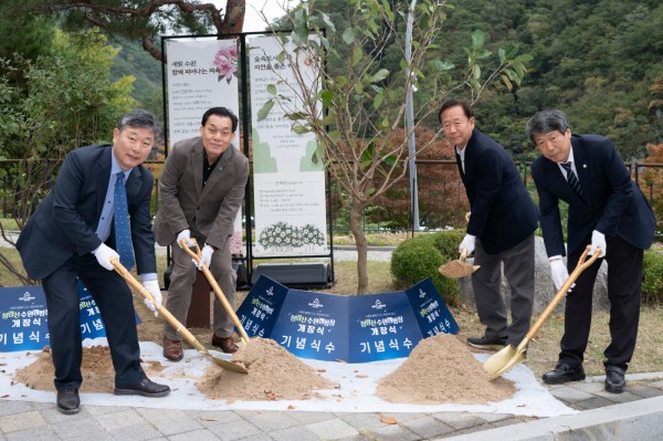 김정렬 수원시의회 부의장(왼쪽부터), 이재준 수원시장, 박현국 봉화군수, 금동윤 봉화군의회 부의장이 기념식수를 하고 있다. 