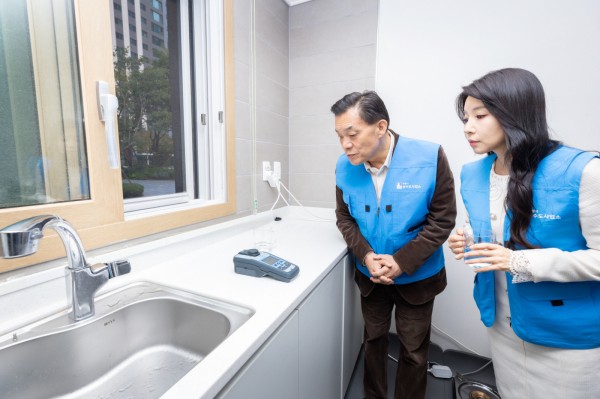이재준 시장과 수원시 수돗물 홍보대사인 리포터 이단비씨가 탁도계로 수돗물 탁도를 측정하고 있다. 