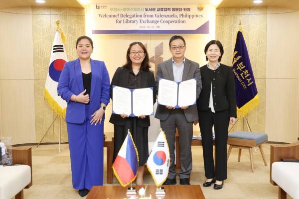 남동경 부천시 부시장, 부천시 관계자, 필리핀 발렌수엘라시 방문단이 공공도서관 파트너십 양해각서(MOU)를 들고 기념사진을 찍고 있다. 
