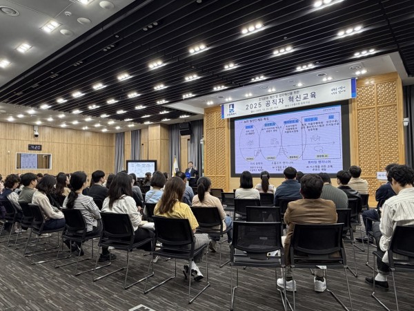김기병 경기도 AI국장이  특강하고 있다. 