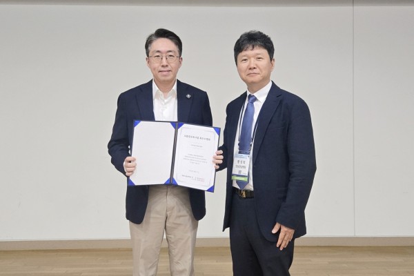 의정부을지대병원 신경과 이동환 교수(왼쪽)가 대한뇌졸중학회 황성희 회장으로부터 2025년도 뇌졸중등록사업 최우수병원상을 수상하고 기념촬영을 하고 있다.