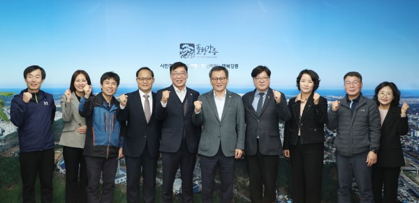김병전 부천시의회 의장(왼쪽 다섯 번째), 오동택 부천시 행정안전국장(왼쪽 네 번째), 김홍규 강릉시장(오른쪽 다섯 번째)이 강릉시장 접견 기념 단체 사진을 촬영하고 있다.