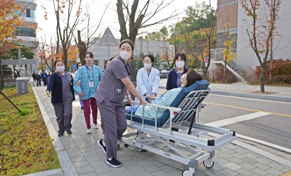 의정부을지대학교병원 교직원들이 지난 29일 의정부소방서와 함께 진행한 합동 소방훈련에서 환자 대피 및 이송 훈련을 하고 있다.