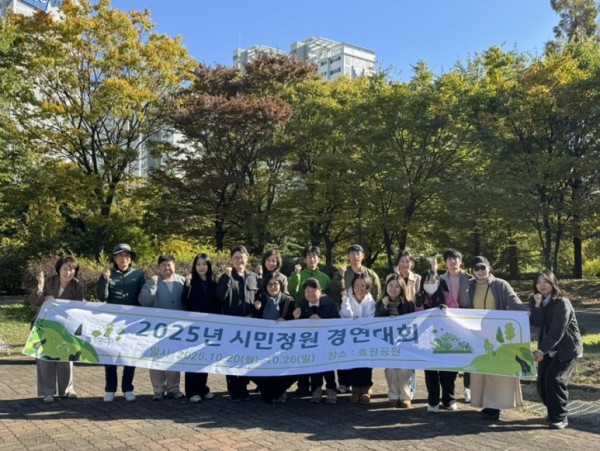 대회 참석자들이 단체 사진을 촬영하고 있다