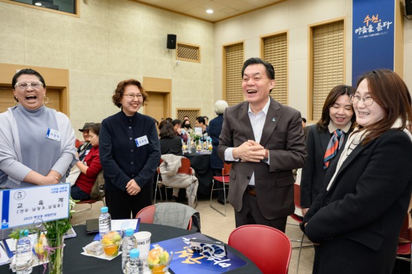 행궁동 주민들과 만난 이재준 수원시장이 활짝 웃고 있다