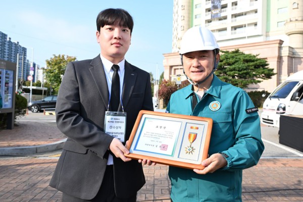 의정부을지대병원 박경수 사무원(왼쪽)이 최근 재난안전관리 유공 의정부시장 표창을 수상한 뒤 김동근 의정부시장과 함께 기념촬영을 하고 있다.
