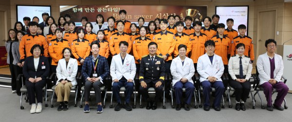 한림대학교성심병원이 ‘함께 만든 골든타임! 브레인 세이버(Brain Saver) 시상식’을 열고  뇌졸중 조기 대응에 기여한 구급대원과 의료진이 함께 단체사진을 촬영하고 있다