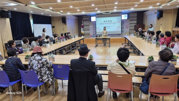 어르신들이 ‘나만의 테라리움 만들기’ 프로그램에 참여하고 있다. 
