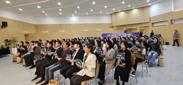 오픈데이 참석자들이 ‘성교육, 모두의 권리’라는 문구가 적힌 손팻말을 들고 있다.