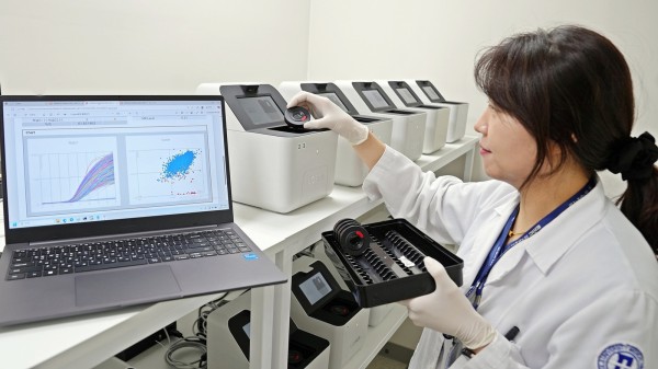 의정부을지대학교병원 진단검사학과 의료진이 초정밀 디지털 PCR 장비를 이용해 백혈병 유전자 정량검사를 수행하고 있다. 