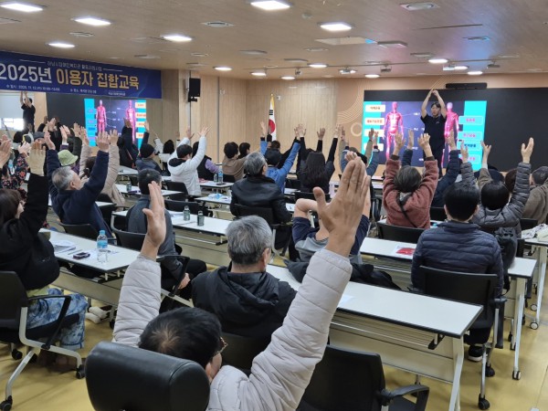 11월 12일 하남시장애인복지관 2층 강당에서 열린 ‘근감소증 예방 교육’에 참석한 참여자들이 강사의 지도하에 근력운동을 실습하고 있다.