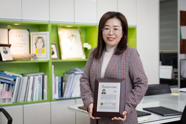 강혜숙 시의원이 ‘2025 한국선진교통문화 의정대상’ 상패를 들고 기념촬영을 하고 있다.