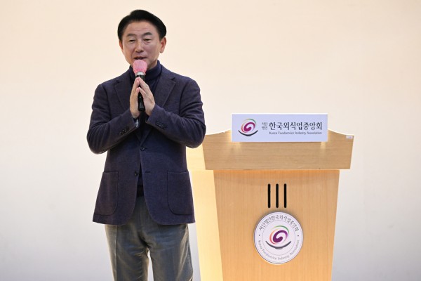김동근 시장이 11월 13일 ‘2025년 일반음식점 영업자 위생교육’에서 인사말을 하고 있다. 