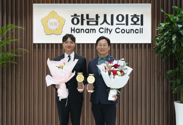 11월 14일 경기동부권시‧군의장협의회 ‘제12회 의정활동 우수의원’ 수상의 영예를 안은 오승철 의원(사진 오른쪽)과 우수 직원 임종복 정책지원관이 기념사진을 찍고 있다.