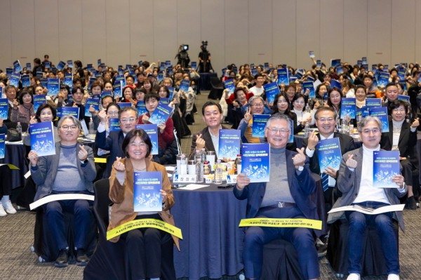 이재준 수원시장(가운데)가 도시정책 시민계획단 원탁토론회에 참석한 시민들과 함께하고 있다. 