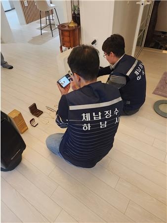 하남시 세원관리과 주무관이 체납자 사업장을 방문해 징수 독려를 하고 있다. 하남시 세원관리과 주무관이 체납자 사업장을 방문해 징수 독려를 하고 있다.