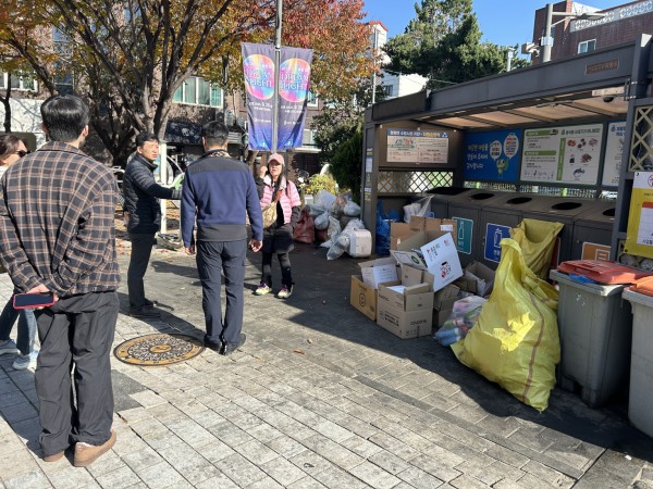 수원시 관계자들이 16일 신풍동 에코스테이션을 점검하고 있다.