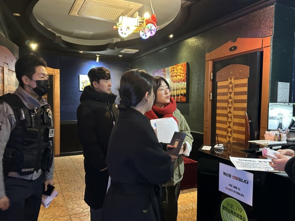 수원시와 유관기관 관계자들이 인계동 소재 유흥주점업소 대상으로 합동 점검을 하고 있다.