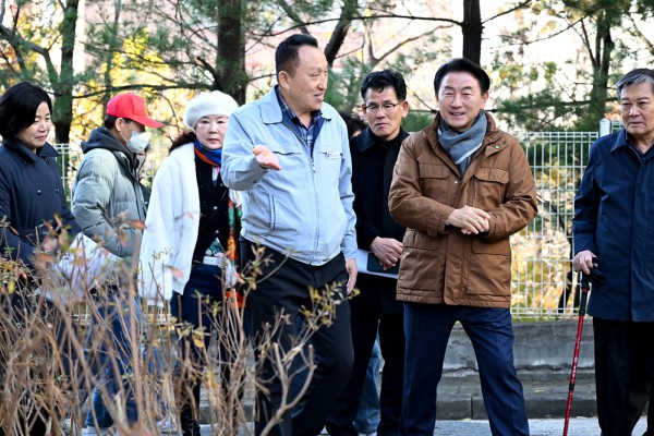 김동근 시장이 11월 17일 민락주공2단지아파트 주민들과 함께 이식된 조경수목을 둘러보고 있다.