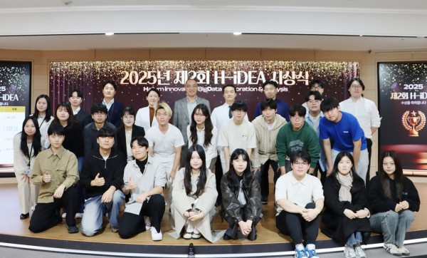 2025년 제2회 한림대학교의료원 의료데이터 활용 경진대회 수상자들과 대회 관계자들이 기념 촬영을 하고 있다.