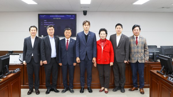 안산시의회가 24일 제300회 제2차 정례회 예산결산특별위원회 구성과 예산결산특별위원회 위원장 및 부위원장 선출을 마쳤다. 사진 왼쪽부터 송바우나 유재수 김재국 위원, 선현우 위원장 이진분 부위원장 최찬규 한갑수 위원의 모습.