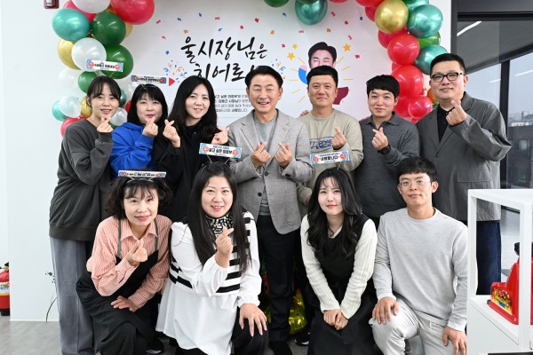 김동근 시장이 11월 24일 작업복 전문기업 ‘이노에코(대표 김영규)’ 직원들과 기념사진을 찍고 있다.