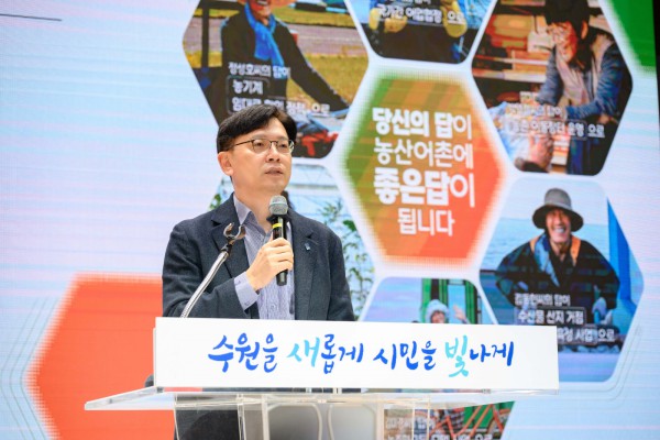 현근택 수원시 제2부시장이 25일 시청 대강당에서 열린 조사원 교육에서 발언을 하고 있다