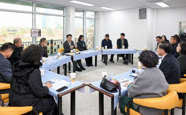 김동근 시장이 11월 26일 호호당 1호점에서 ‘신곡권역 현장 티타임’을 진행하고 있다.